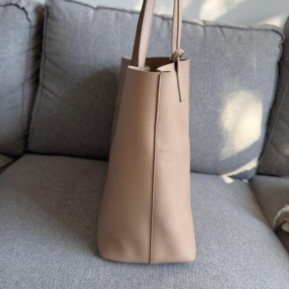 SAINT LAURENT East West large leather tote - Picture 4 of 16